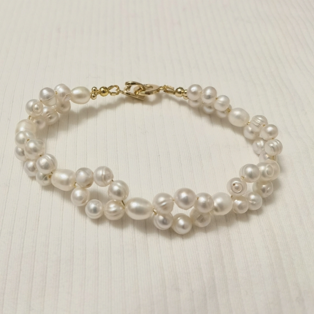 Freshwater pearl bracelet.